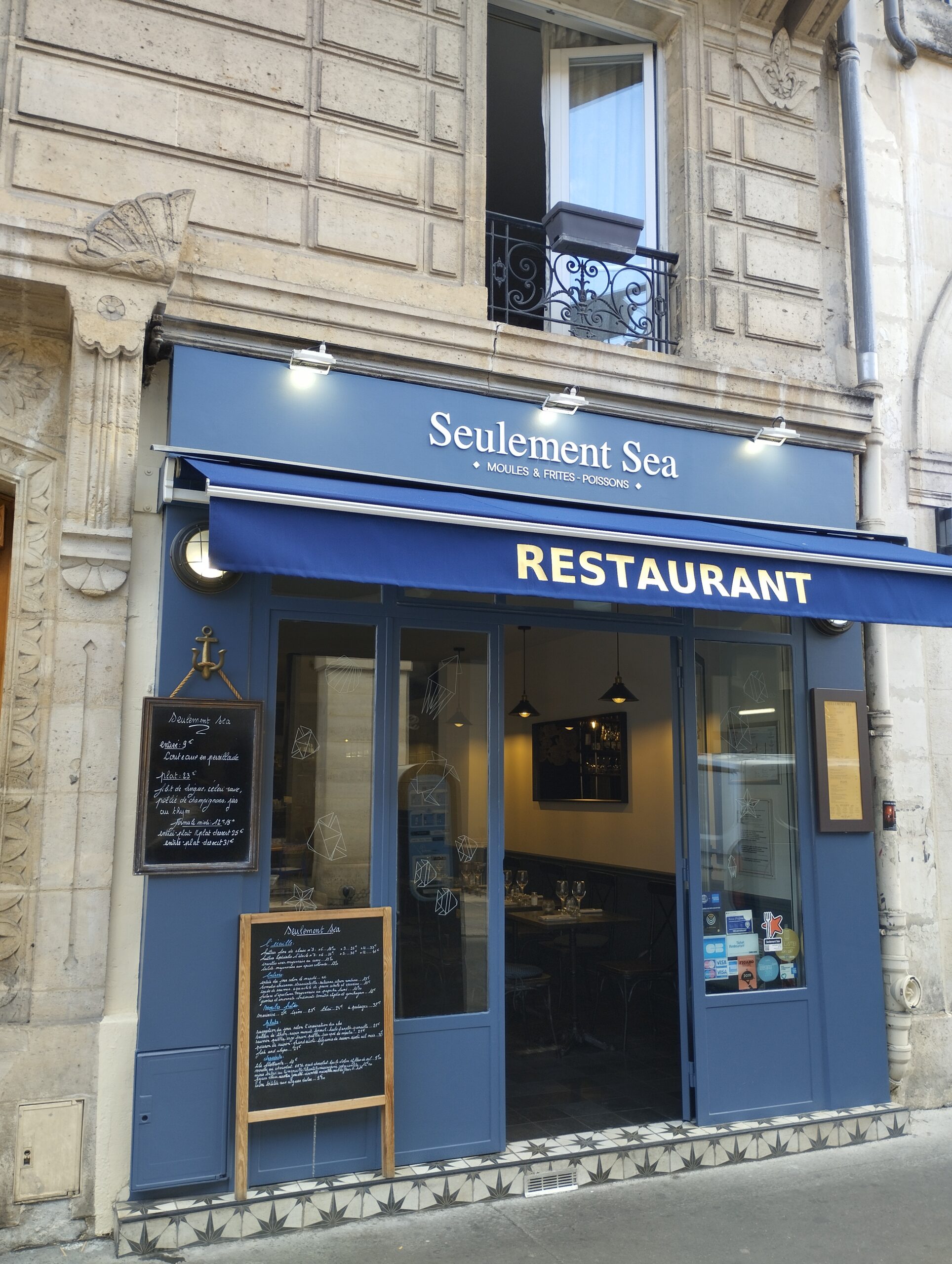 La façade bleu marine de Seulement Sea, 9 rue Lobineau à Paris