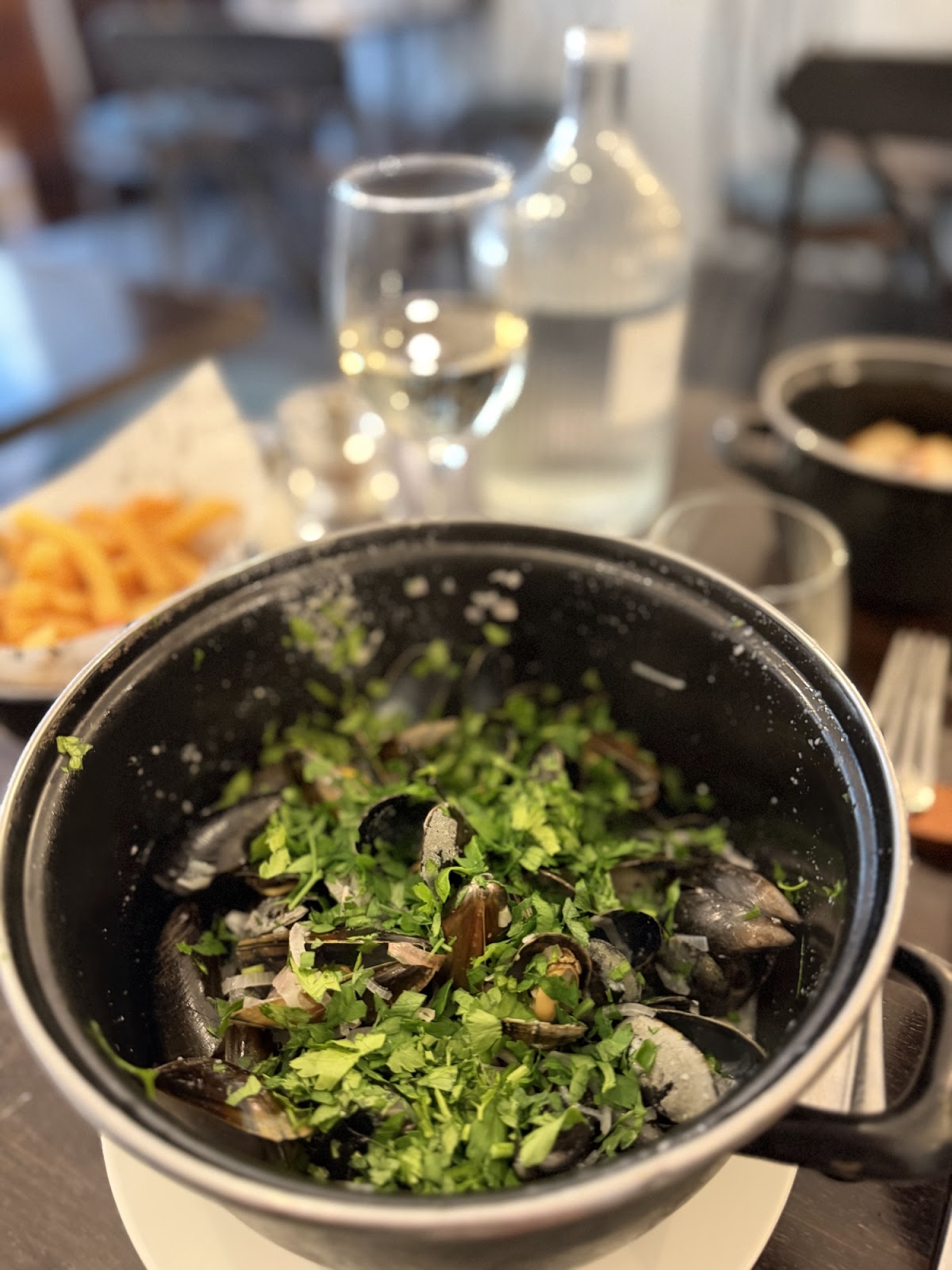 Une cocotte de moules marinières et ses frites, servies chez Seulement Sea